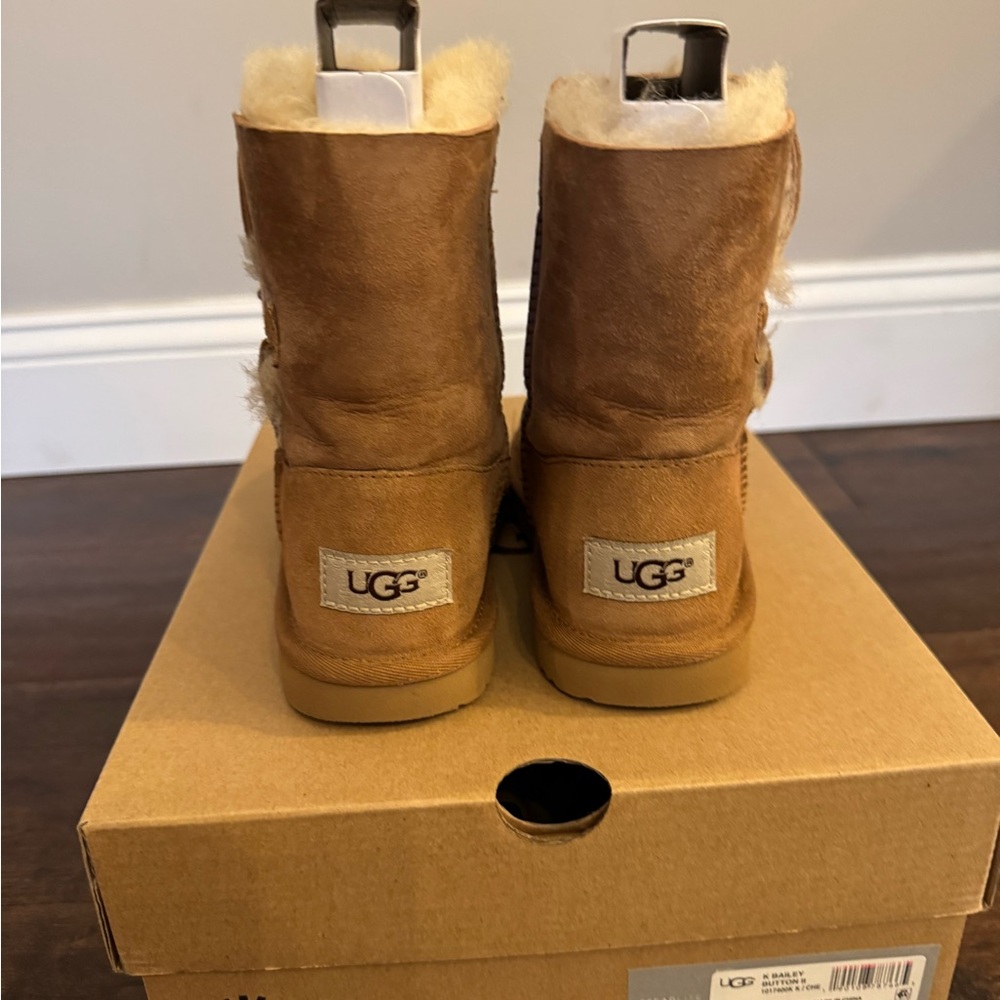 UGG Kids Boots in Brown and Cream - Picture 8 of 9